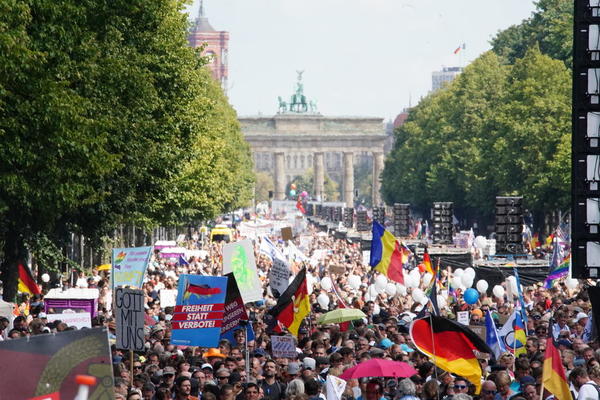 OGLASILA SE NEMAČKA VLADA: Osuđuju nasilje na anti-kovid protestima u Berlinu!