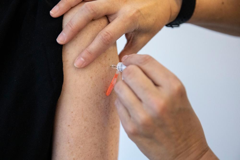 ISPRAVKA: Nije dokazana veza između Fajzerove vakcine i Belove paralize