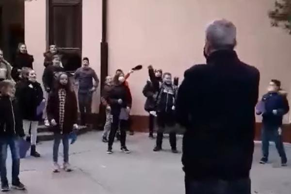 SCENE KAKVE SE RETKO VIĐAJU: Đaci u Srbiji su ovako ispratili direktora Grobara u penziju! (VIDEO)