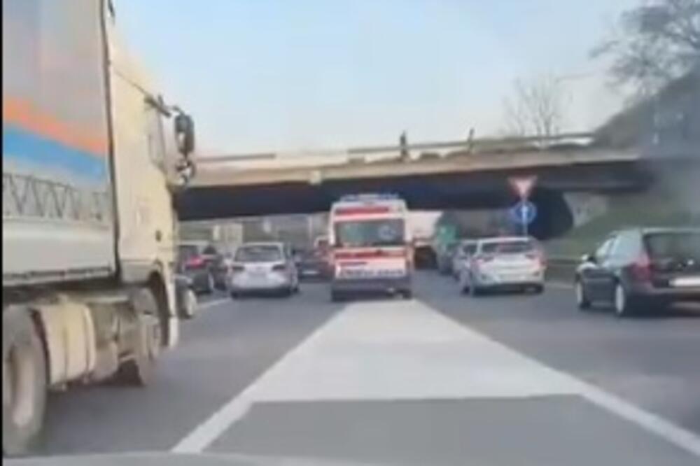 DA LI BI TAKO VOZIO DA TI JE MAJKA U VOZILU HITNE? Snimak iz špica u Beogradu razbesneo vozače! (VIDEO)