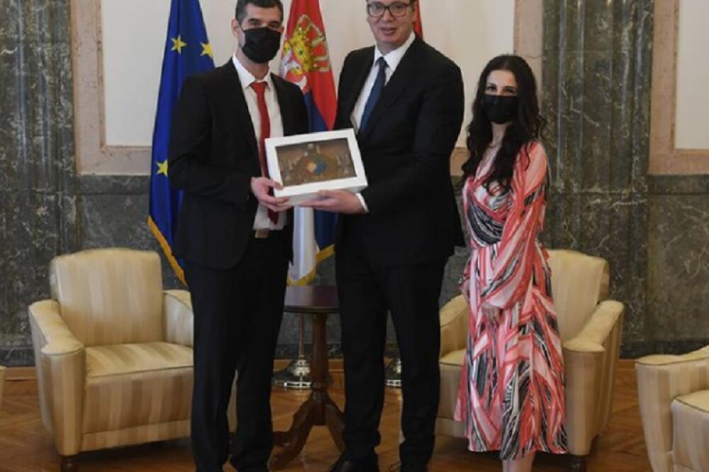 HVALA ZA DIVNU KOMOVICU: Vučić podelio sa građanima Srbije emotivan trenutak iz Predsedništva! (FOTO)