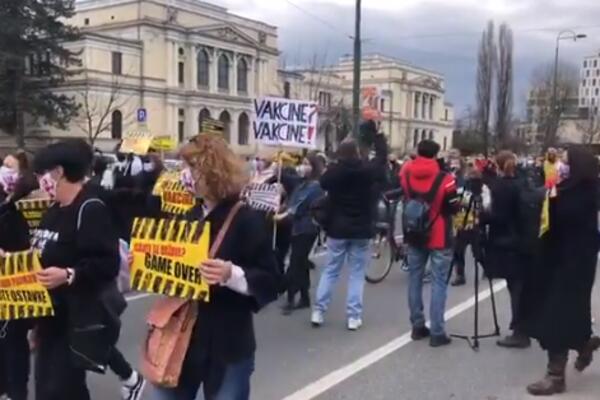 "FADILE, TVOJ HUMOR UBIJA"! OSVANULI TRANSPARENTI NA PROTESTU U SARAJEVU: Igrate se države? (FOTO/VIDEO)