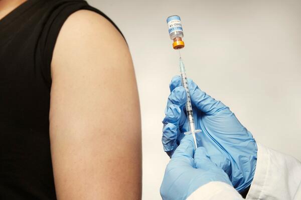 VIŠE OD 70 ODSTO ZDRAVSTVENIH RADNIKA SE VAKCINISALO: Lončar o obuhvati imunizacije