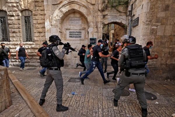 NAPETO U JERUSALIMU: Doseljenici upali u dvorište Al-Akse