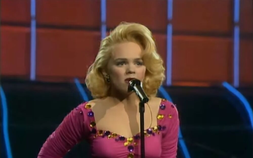 Predstavljala je Jugoslaviju na Pesmi Evrovizije u Zagrebu 1990. godine