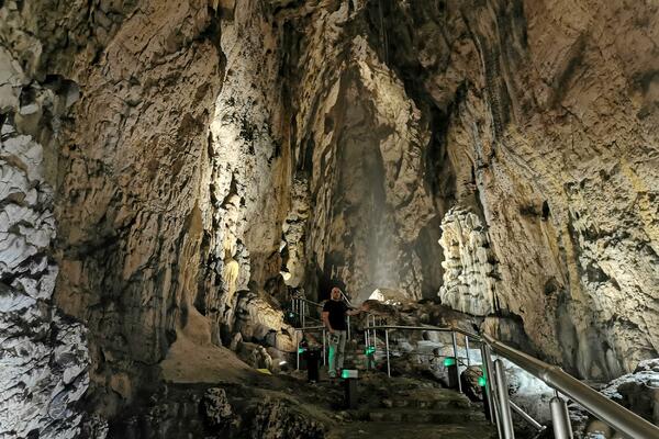 IZA USKIH VRATA KRIJE SE VELIČANSTVENA DVORANA: Srpska pećina je prava riznica nakita, a skrivena je u steni (FOTO)