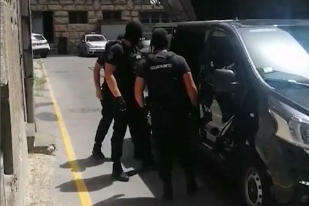 PALI ČLANOVI KRIMINALNE GRUPE: Policija u Beogradu uhapsila desetoricu, zaplenjeno 400 grama HEROINA! (VIDEO)
