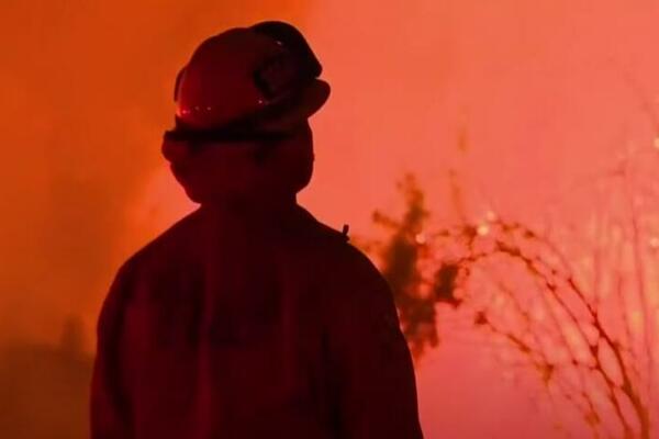 PLAMEN GUTA ZAPAD AMERIKE: "Diki" sravnio preko deset domova, najveći šumski požar u SAD se POJAČAO!