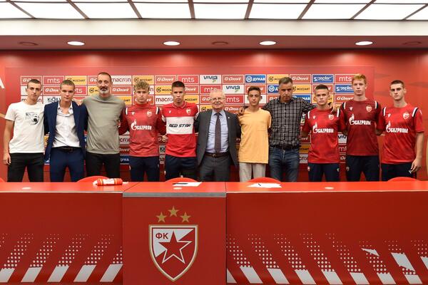 ZVEZDA ČUVA BISERE: 8 mladih igrača potpisalo profesionalne ugovore sa klubom!