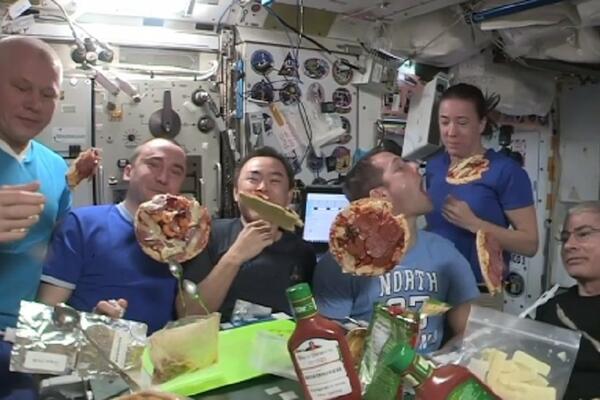 SCENA KOJA ĆE VAS OBORITI S NOGU: Astronauti prave PICU dok im testo lebdi u vazduhu, NEVEROVATNO! (VIDEO)