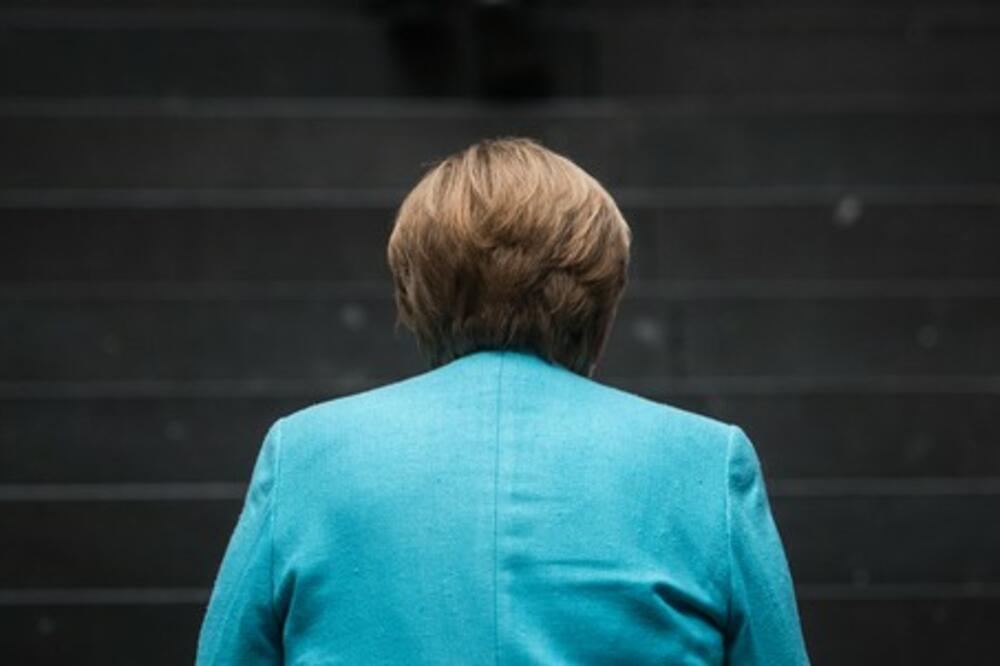 TUGA! Angela Merkel skrhkana BOLOM