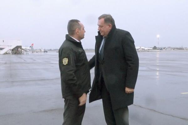 Ministar Vulin dočekao Dodika na beogradskom aerodromu (FOTO)