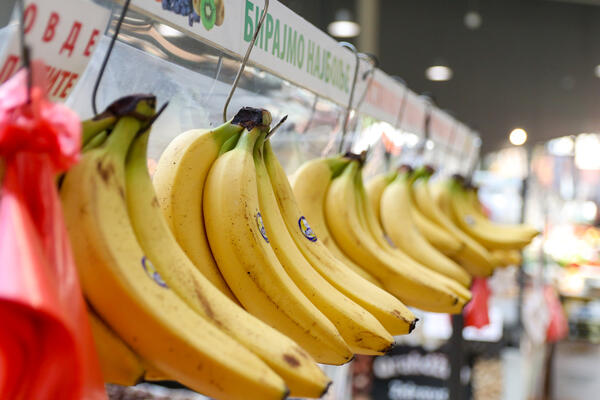 "KAO PAKETI KOJE VIDIMO U FILMOVIMA": Farmer kupio banane na pijaci u Briselu, šokirao se onim šta je pronašao!