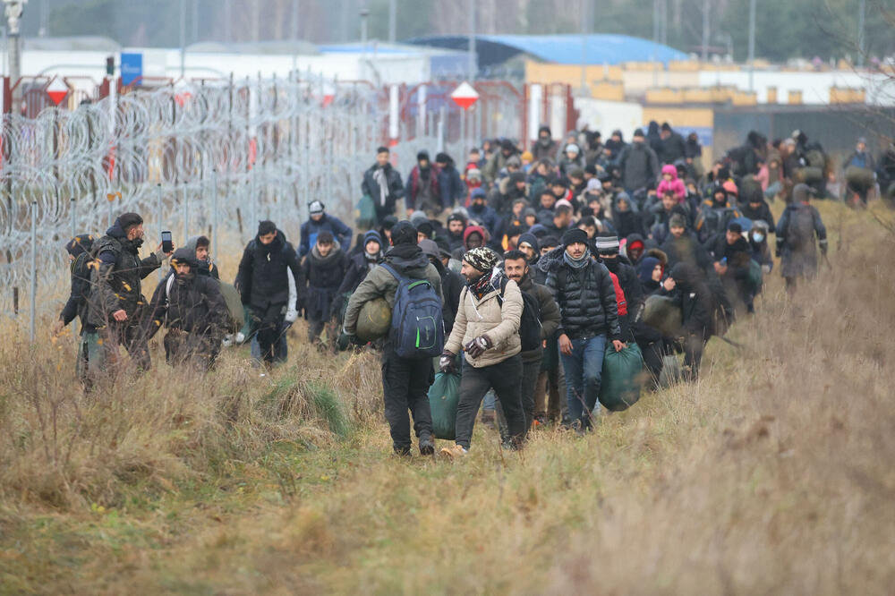 NAPETO NA GRANICI: Hiljade migranata pokušava da uđe u Poljsku, granicu nadleću ratni helikopteri! (VIDEO)