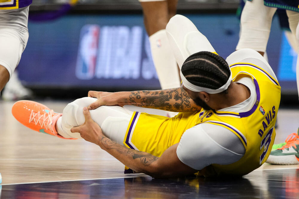 NBA AS ZAVRŠIO UTAKMICU U JAKIM BOLOVIMA: Novi težak udarac u napadu na titulu! (VIDEO)