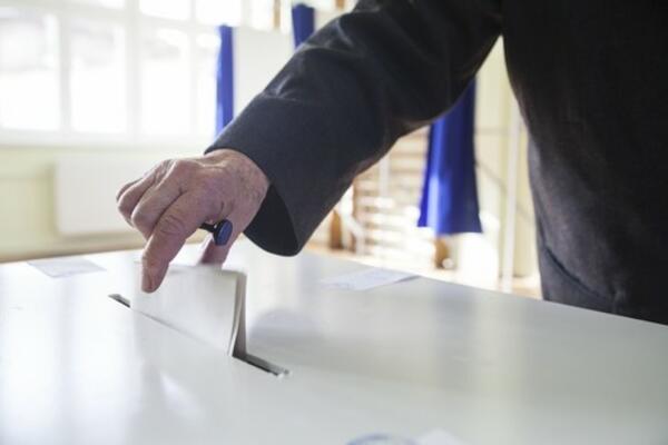RASPISANI PRESEDNIČKI IZBORI: Građani Srbije glasaju 3. aprila