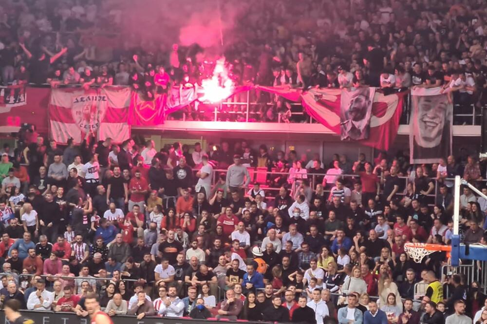 DIM ISPUNIO DVORANU! Plamen na meču Crvena zvezda - Partizan! (FOTO)