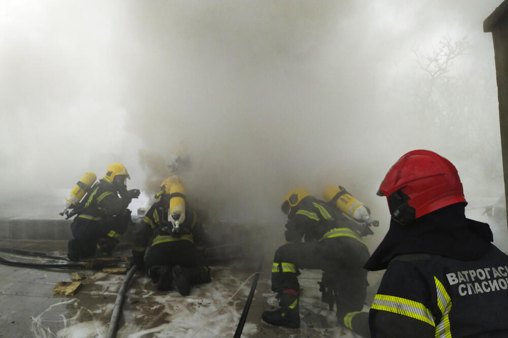 ZAPALJENA KUĆA U SUBOTICI: Jedna osoba stradala, vatrogasci na terenu!