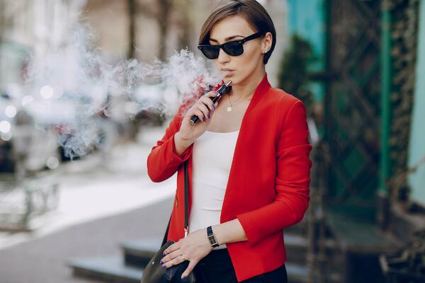 NOVI TREND OKUPIRAO OSNOVCE U SRBIJI: Vejp puše čak i na ČASU, a nemaju pojma koliko je ŠTETAN