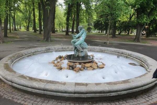 PENA PARTI NA KALEMEGDANU: Fontana se zabelela od jutros, prolaznici u čudu! (FOTO)