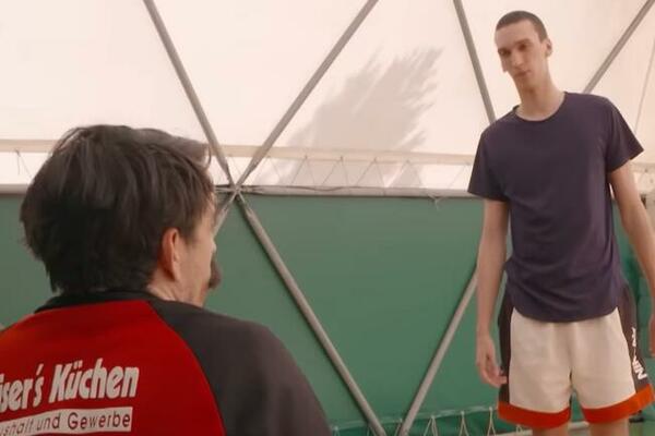 POKUŠEVSKI KAKVOG DO SADA NISTE VIDELI! Srpski košarkaš otkrio svoj novi talenat! (VIDEO)