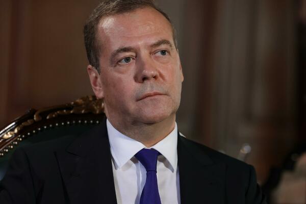 "JESMO SE VRATILI U VREME STALJINA?": Medvedev ZAPREPASTIO STAJLINGOM, nije izostala ni OZBILJNA PRETNJA! (VIDEO)