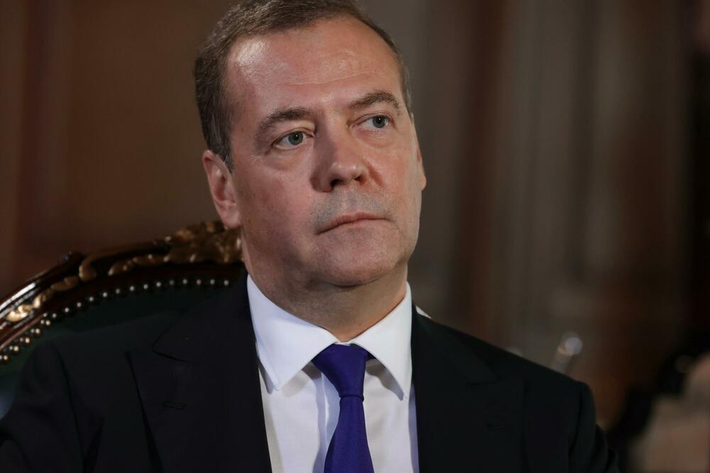 "DOGODINE, BURAZERU": Medvedev se BRUTALNO NAŠALIO na račun Ukrajine, OVAKVU FORU još niste videli (FOTO)