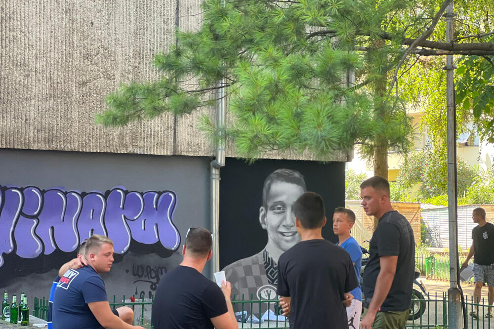 "VEČNO ĆE ŽIVETI U NAŠIM SRCIMA": Naslikan mural poginulom Nikoli iz Čačka, TUGA DO NEBA (FOTO)