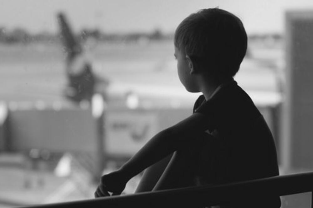 NAJTUŽNIJA FOTOGRAFIJA KOJU ĆETE VIDETI U ŽIVOTU: Dečak nosio TELO MRTVOG BRATA, slušajte samo njegove REČI! (FOTO)