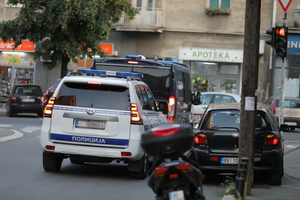 MALOLETNIK UKRAO DVA AUTOMOBILA U BAČKOJ PALANCI: Policija u njegovom stanu pronašla i DROGU!