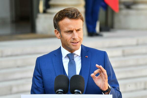 MAKRONOVE FOTKE ZAPALILE PLANETU, MORATE IH VIDETI! Francuski predsednik pokazao UMEĆE, svaki deo TELA MU SE OCRTAO