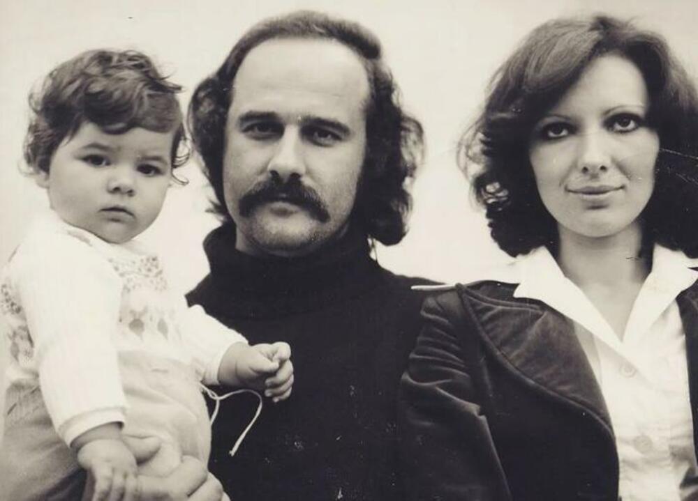 Stara fotografija Kristine sa roditeljima