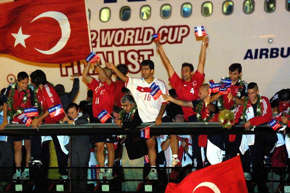 Slavlje igrača i navijača na aerodromu Ataturk u Istanbulu