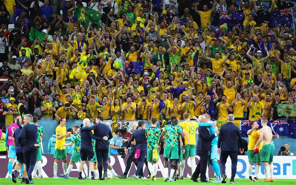 Slavlje fudbalera i navijača Australije na stadionu