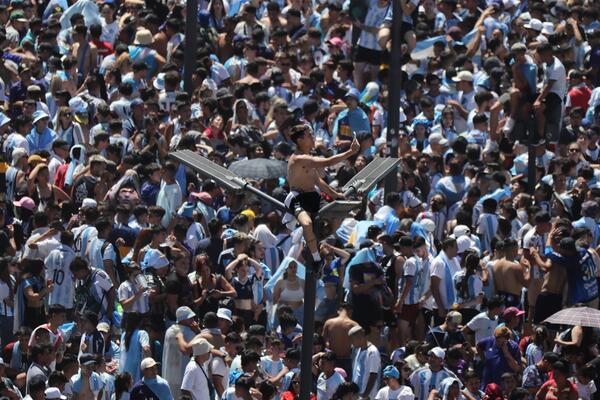SLAVLJE U ARGENTINI SE PRETVARA U PAKAO: Nova SMRT tokom dočeka svetskih šampiona!