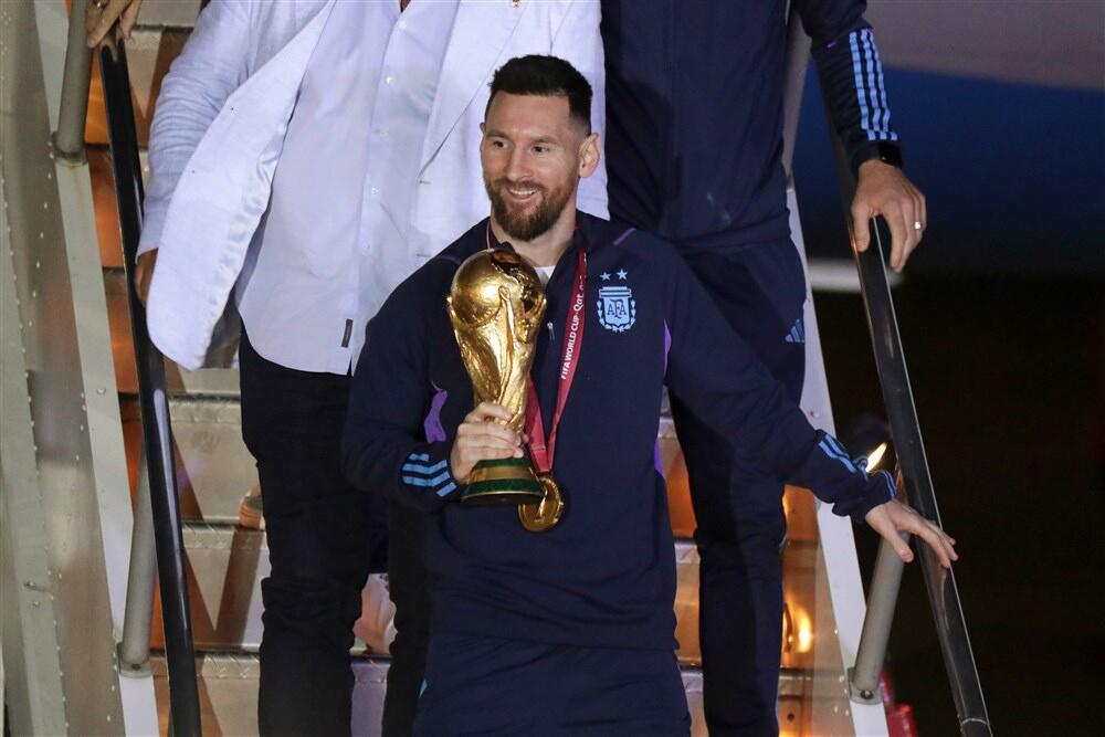 Lionel Mesi sa trofejem Svetskog prvenstva