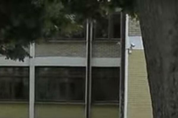 TRAGEDIJA U KAČAREVU: Dečak (14) skočio kroz prozor osnovne škole