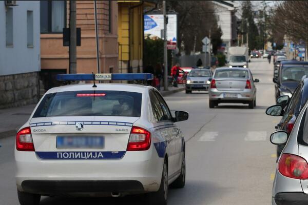 TEŠKA SAOBRAĆAJNA NESREĆA NA PUTU ZVEČAN - LEPOSAVIĆ: Vozač automobila preminuo na licu mesta