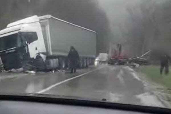 TEŽAK UDES KOD IVANJICE: Sudarila se 2 kamiona! (VIDEO)