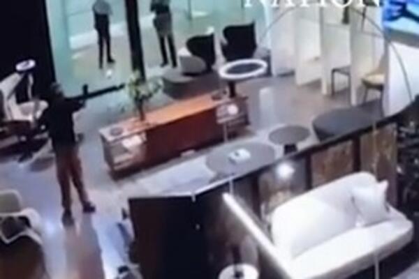 SNIMAK HAPŠENJA DEČAKA UBICE U BANGKOKU: Ubio troje ljudi u tržnom centru, UŽAS (VIDEO)