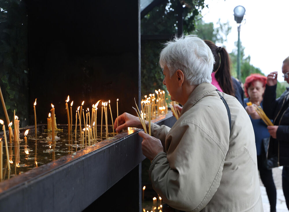 Vernici pale sveće ispred crkve Svete Petke