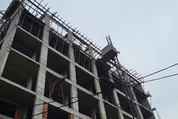 TRAGEDIJA U ČAČKU: Radnik sa vrha zgrade na gradilištu, NIJE MU BILO SPASA (FOTO)