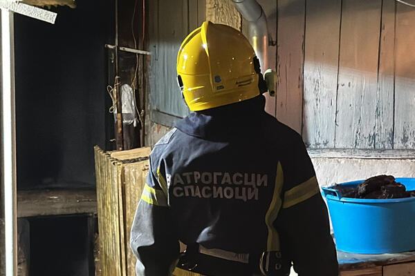 NOVI POŽAR U SRBIJI: Vatrogasci se bore u Bukovcu (VIDEO)