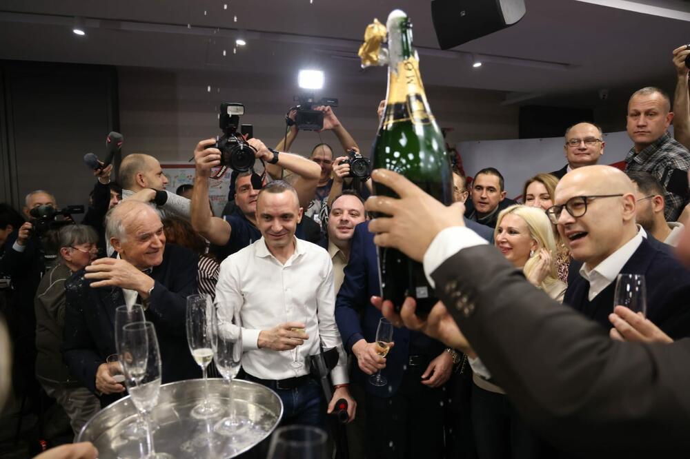 HIT MITRA MIRIĆA U ŠTABU SRPSKE NAPREDNE STRANKE: Pobeda se slavi uz šampanjac i harmoniku (VIDEO)