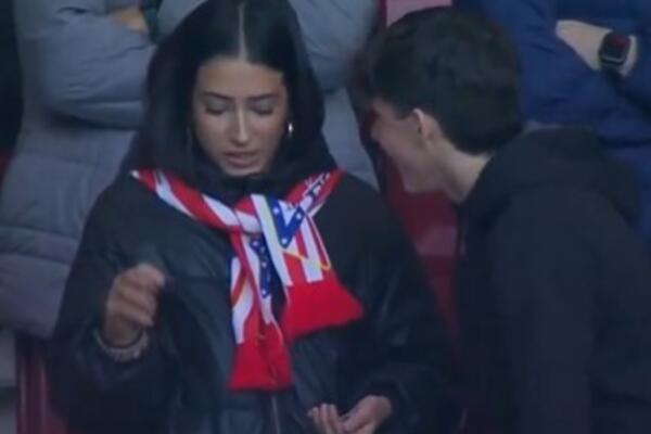 AU, KAKO GA JE OLADILA! Lepotica HLADNOKRVNO odbila mladića, na stadionu se ZALEDELO zbog njenog POTEZA (VIDEO)