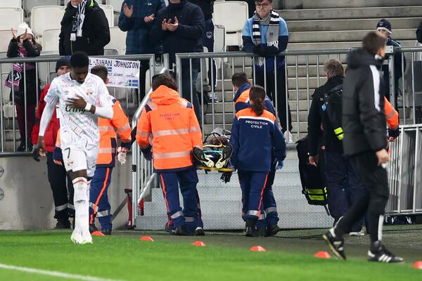 HOROR U FRANCUSKOJ! Zvezda tima se srušila na terenu - HITNO prebačen u bolnicu, svi se mole za njega! (FOTO)