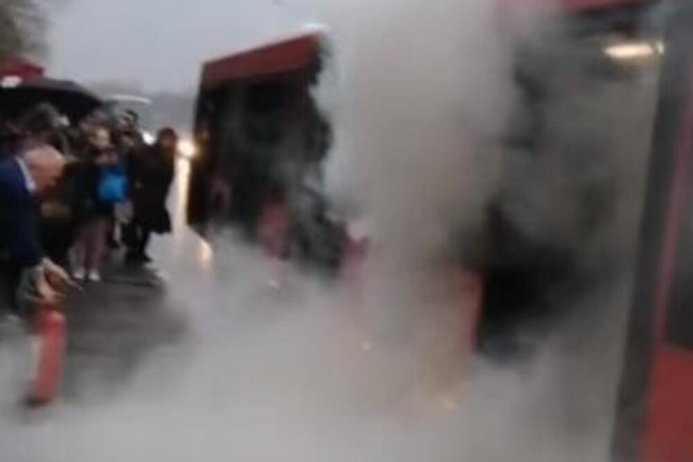 DRAMA NA OBRENOVAČKOM PUTU: Gori autobus 511 PUN PUTNIKA, svi uspaničeno IZLETELI NAPOLJE (VIDEO)