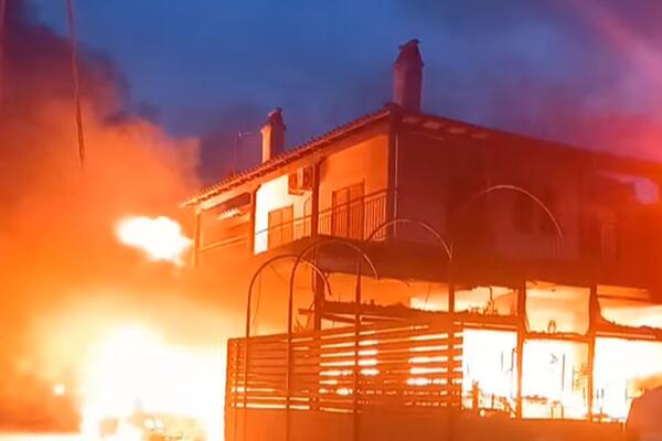 VATROGASCI NA TERENU U BAČKOJ PALANCI: Vatrena stihija okovala zgradu (FOTO)