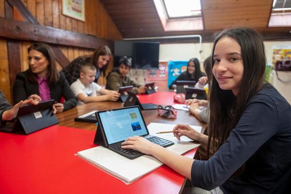 UNICEF u Srbiji nastavlja da jača digitalne kompetencije učenika, nastavnika i roditelja