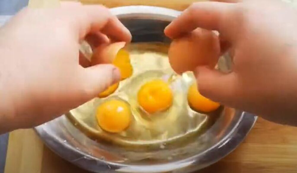 Mućenje jaja u činiji